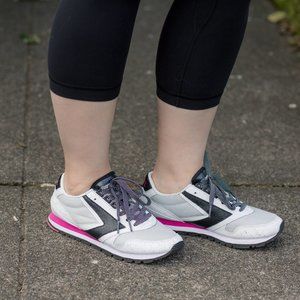 ⬇️ Brooks Running Chariot Sneaker in Gray, Black, and Magenta Pink Sz 9.5